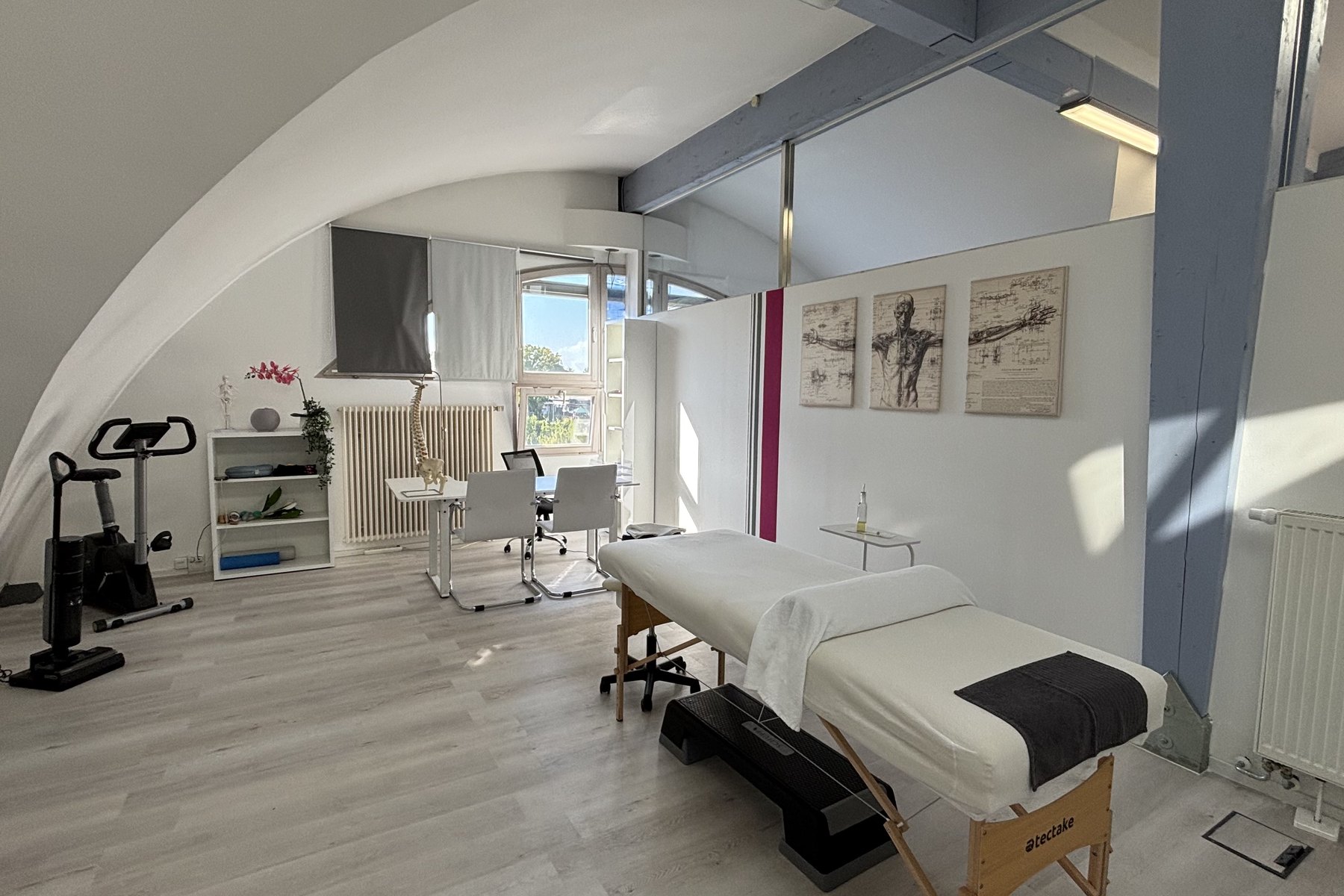 Massageraum der Praxis WirbelAktiv mit weißer Behandlungsliege und Handtuch